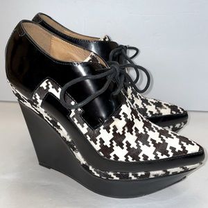 L.A.M.B. Oneida Houndstooth Patten Wedge 🖤